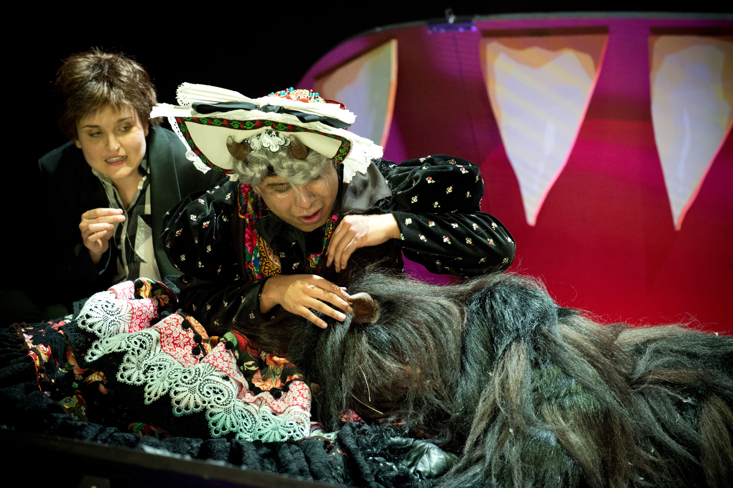 Glückskind | Der Teufel mit den drei goldenen Haaren | S. J. Hanke | Theater Basel | Großmutter: José Coca Loza | Foto: Sandra Then | 2016